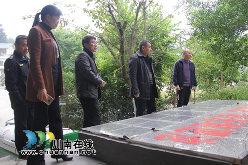 泸县政协主席李镇率队到云龙镇督导垃圾分类工作(图1) 泸县政协主席李镇率队到云龙镇督导垃圾分类工作(图1)