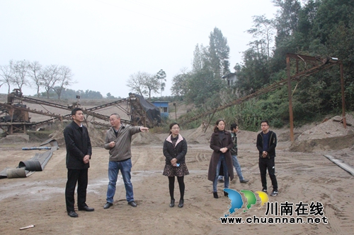 肖刚到泸县海潮镇督导环保工作(图1)