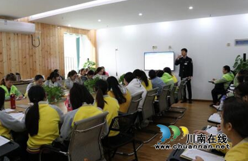 江阳区张坝幼儿园结合“119消防安全日”开展急救安全培训(图2) 江阳区张坝幼儿园结合“119消防安全日”开展急救安全培训(图2)