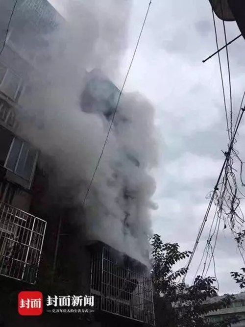 自贡民警营救群众被困火场 生死关头电话别妻(图2) 自贡民警营救群众被困火场 生死关头电话别妻(图2)