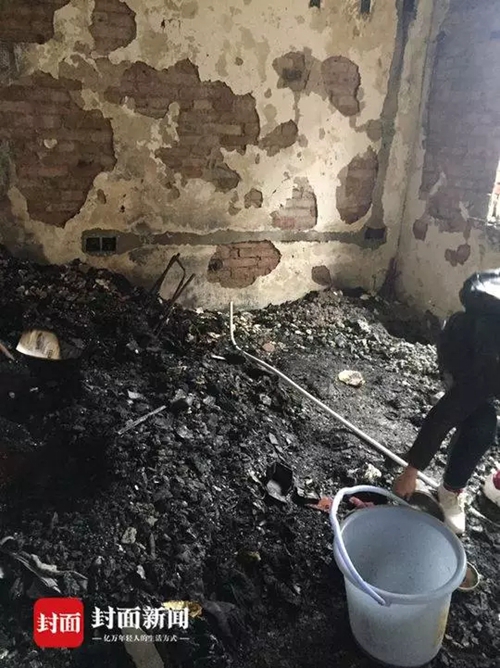 自贡民警营救群众被困火场 生死关头电话别妻(图3) 自贡民警营救群众被困火场 生死关头电话别妻(图3)