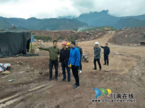 古蔺县副县长赵秋颖周末率队督查城区扬尘治理工作(图1) 古蔺县副县长赵秋颖周末率队督查城区扬尘治理工作(图1)