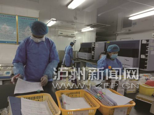 宜宾男子受重伤&nbsp;泸州4位“熊猫侠”挽袖献血(图1)