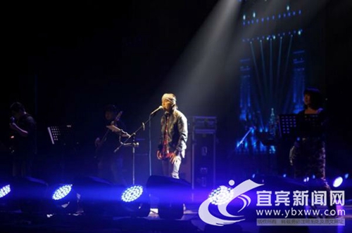 致敬经典 黄家驹纪念演唱会在宜宾激情开唱(图1) 致敬经典 黄家驹纪念演唱会在宜宾激情开唱(图1)