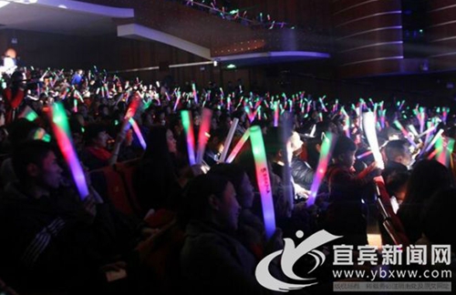 致敬经典 黄家驹纪念演唱会在宜宾激情开唱(图2) 致敬经典 黄家驹纪念演唱会在宜宾激情开唱(图2)