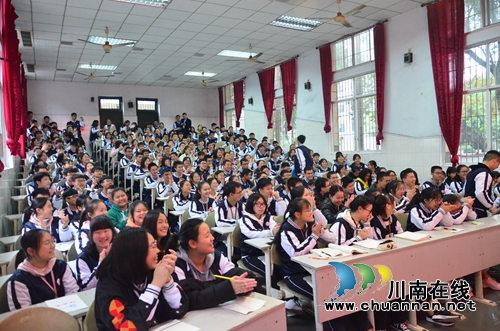 进两校讲四场&nbsp;四川警察学院警盾宣讲团受追捧(图3)