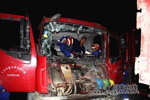 3辆货车连环追尾&nbsp;泸县消防紧急救援被困司机(图1)