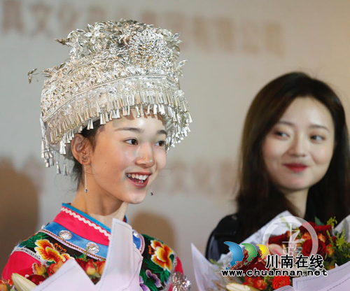 泸县二中校友詹媛源在金鸡百花电影节走红毯(图2) 泸县二中校友詹媛源在金鸡百花电影节走红毯(图2)