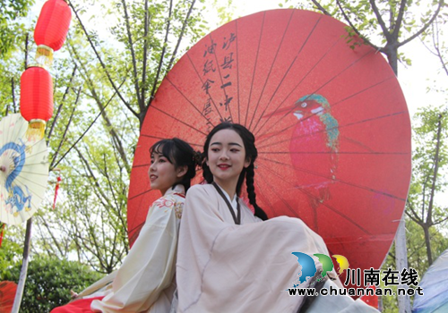 泸县二中校友詹媛源在金鸡百花电影节走红毯(图12) 泸县二中校友詹媛源在金鸡百花电影节走红毯(图12)