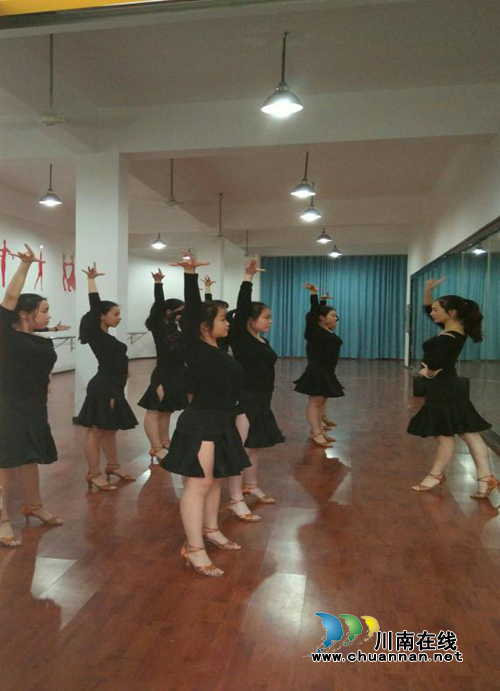 泸县二中校友詹媛源在金鸡百花电影节走红毯(图15) 泸县二中校友詹媛源在金鸡百花电影节走红毯(图15)