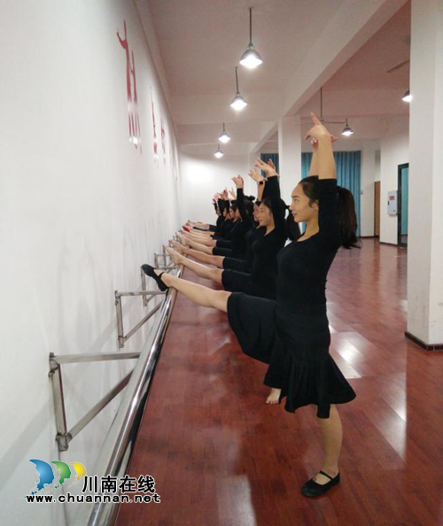 泸县二中校友詹媛源在金鸡百花电影节走红毯(图14) 泸县二中校友詹媛源在金鸡百花电影节走红毯(图14)