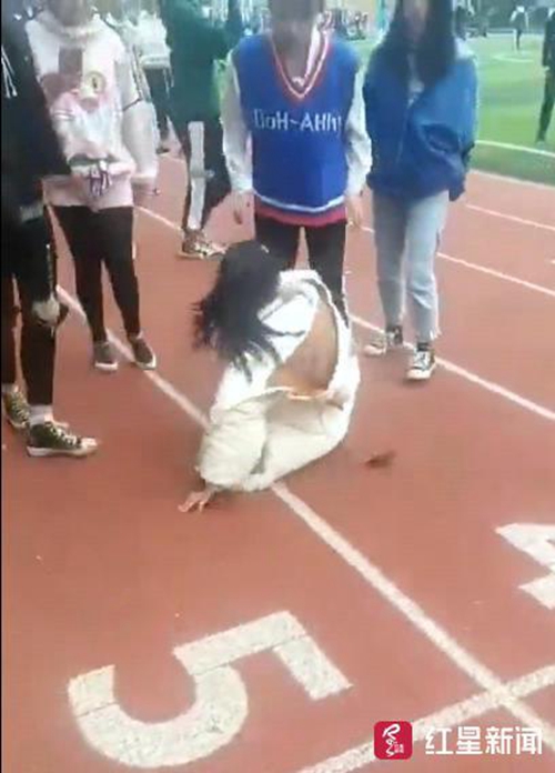 自贡一中学女生被多人殴打？校方：不是霸凌(图2)
