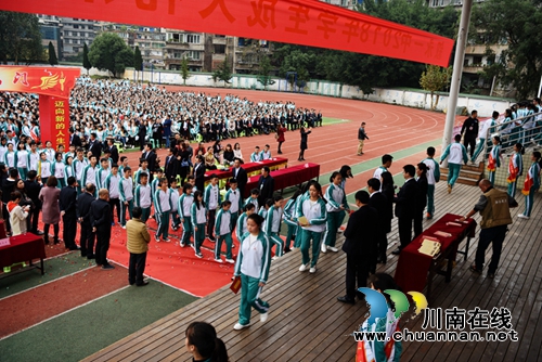 叙永一中：680名学子承载亲人嘱托开启新征程(图2)