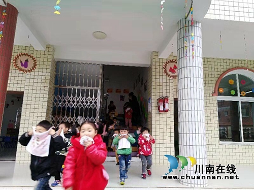 叙永县向林镇中心幼儿园开展消防安全演练(图1)
