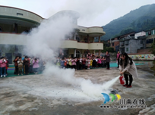叙永县向林镇中心幼儿园开展消防安全演练(图2)