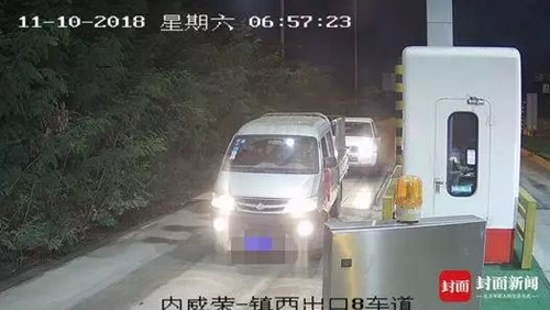 内江司机高速掉头逆行4公里！扣12分罚200元(图2)