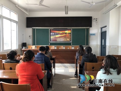 泸县立石镇团结小学党支部组织观看《榜样3》专题教育片(图1)