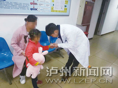 泸州：女孩小区内玩耍被狗扑倒&nbsp;狗的主人道歉(图1)