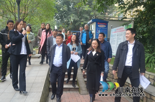 泸县玉蟾街道召开第三季度村（社区）党建工作流动现场评议会(图1)