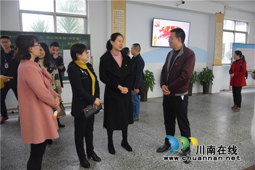 西南医科大学2018年党支部书记培训班学员莅临泸州十八中参观党建阵地(图4)