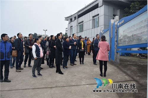 西南医科大学2018年党支部书记培训班学员莅临泸州十八中参观党建阵地(图6)