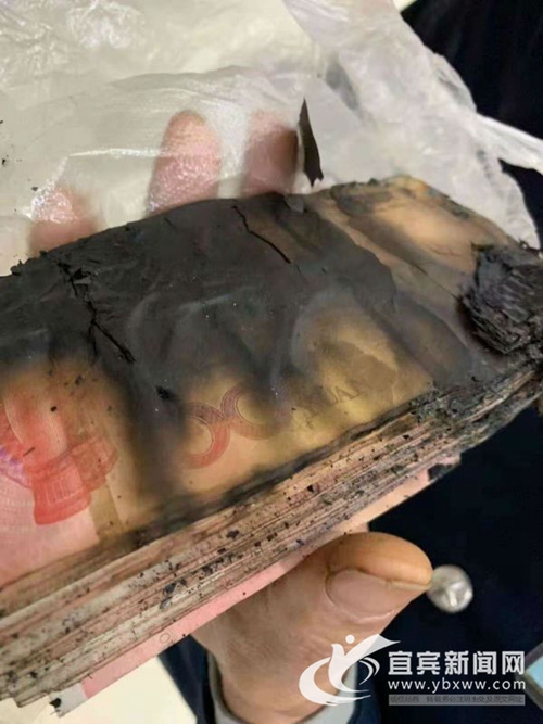 宜宾老人上万现金被烧 银行积极处理挽回损失(图1) 宜宾老人上万现金被烧 银行积极处理挽回损失(图1)