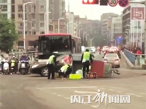 内江：三轮侧翻水果散一地&nbsp;辅警蹲地捡拾装车(图1)