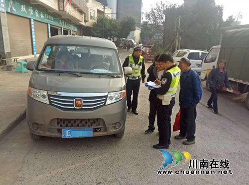 泸县太伏、兆雅镇联合开展面包车整治行动(图1)