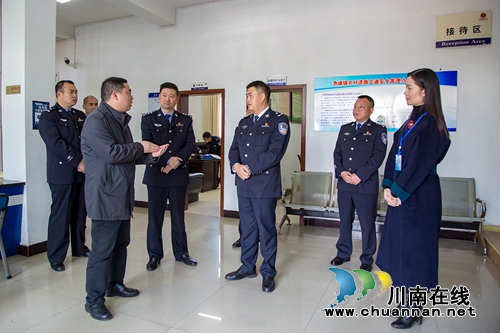 泸州市副市长、公安局长何绍明视察了解泸县公安工作(图2)