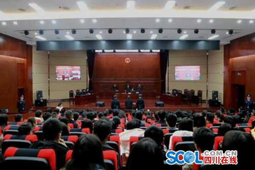 宜宾：百余名大学生观庭审现场&nbsp;感受毒品之祸(图1)