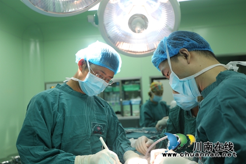 拇指粗的竹竿插进颈子，6旬老太竟自行拔出？(图1)