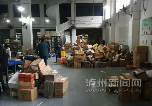 泸州：“双11”后进入收件高峰&nbsp;快递小哥累惨了(图1)