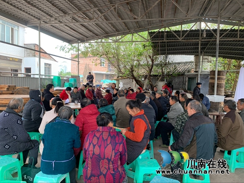 泸县太伏镇召开院坝会听民情、解民忧、排民难(图1)