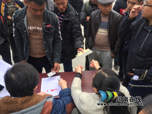 宜宾翠屏区三赴雷波县举办就业扶贫专场招聘会(图2) 宜宾翠屏区三赴雷波县举办就业扶贫专场招聘会(图2)