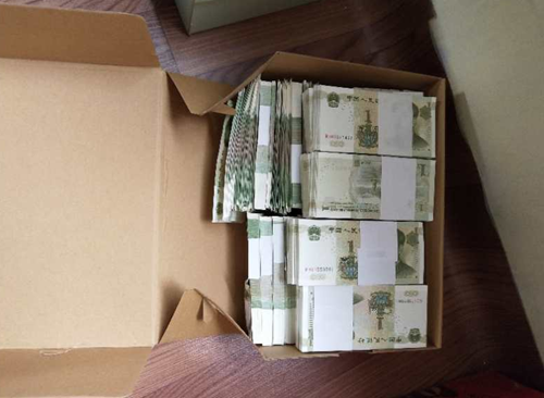 宜宾市民遇贼 37万元购车款随保险柜不翼而飞(图2) 宜宾市民遇贼 37万元购车款随保险柜不翼而飞(图2)