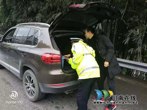 宜宾筠连交警部门联动防控“非法猪瘟”(图1) 宜宾筠连交警部门联动防控“非法猪瘟”(图1)