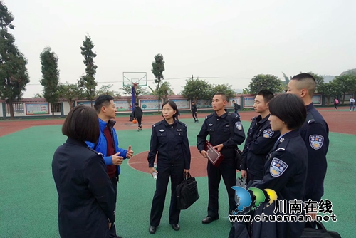 警盾公益宣讲团:宣讲可定制 师生点赞送锦旗(图4) 警盾公益宣讲团:宣讲可定制 师生点赞送锦旗(图4)