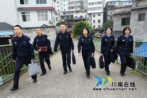 警盾公益宣讲团:宣讲可定制 师生点赞送锦旗(图3) 警盾公益宣讲团:宣讲可定制 师生点赞送锦旗(图3)