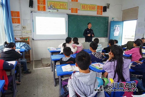 警盾公益宣讲团:宣讲可定制 师生点赞送锦旗(图6) 警盾公益宣讲团:宣讲可定制 师生点赞送锦旗(图6)