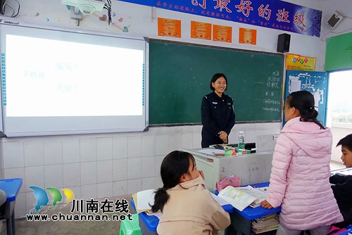 警盾公益宣讲团:宣讲可定制 师生点赞送锦旗(图7) 警盾公益宣讲团:宣讲可定制 师生点赞送锦旗(图7)