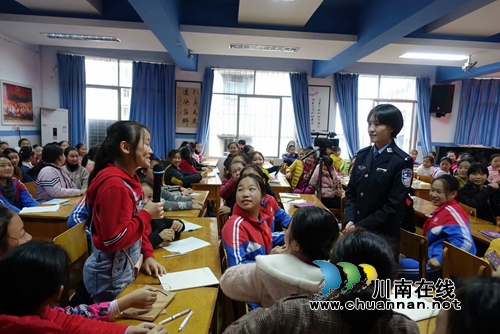 警盾公益宣讲团:宣讲可定制 师生点赞送锦旗(图14) 警盾公益宣讲团:宣讲可定制 师生点赞送锦旗(图14)