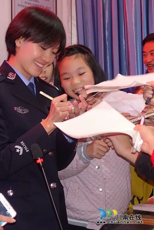 警盾公益宣讲团:宣讲可定制 师生点赞送锦旗(图17) 警盾公益宣讲团:宣讲可定制 师生点赞送锦旗(图17)