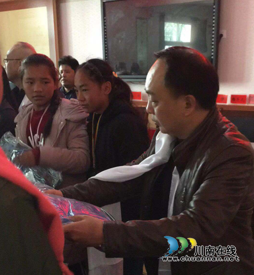 泸县四所学校为乡城中学“泸州班”捐赠班服(图2)