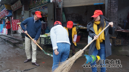 泸县立石镇开展迎“双创”环境卫生集中整治行动(图1) 泸县立石镇开展迎“双创”环境卫生集中整治行动(图1)