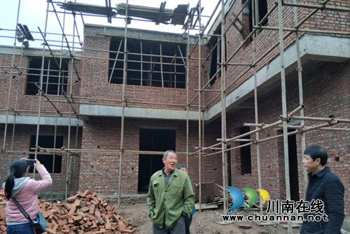 泸县卫计局到太伏镇开展失独家庭建房调查工作(图1)