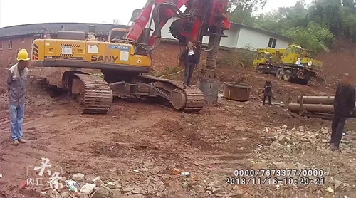 小车堵路阻挡施工!内江东兴区一家四人被拘留(图1) 小车堵路阻挡施工!内江东兴区一家四人被拘留(图1)