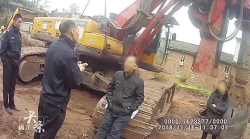 小车堵路阻挡施工!内江东兴区一家四人被拘留(图3) 小车堵路阻挡施工!内江东兴区一家四人被拘留(图3)