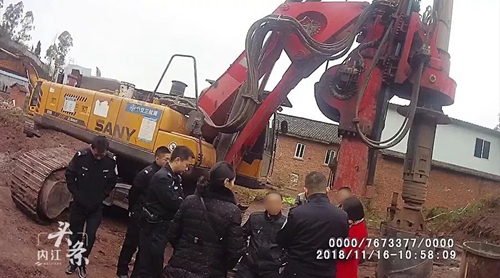 小车堵路阻挡施工!内江东兴区一家四人被拘留(图4) 小车堵路阻挡施工!内江东兴区一家四人被拘留(图4)