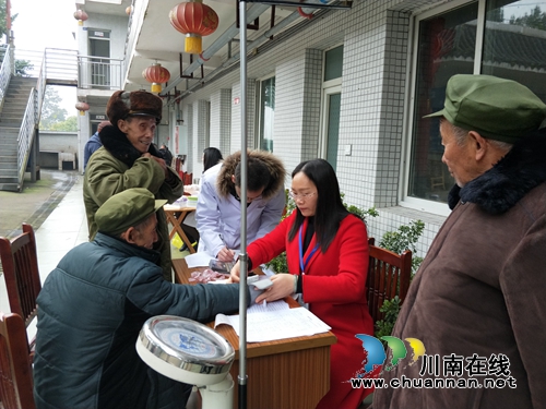 泸县立石镇：情牵敬老院&nbsp;寒冬送温暖(图2)
