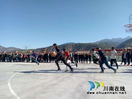 泸县教师牵手藏区教师举行篮球友谊赛(图1) 泸县教师牵手藏区教师举行篮球友谊赛(图1)